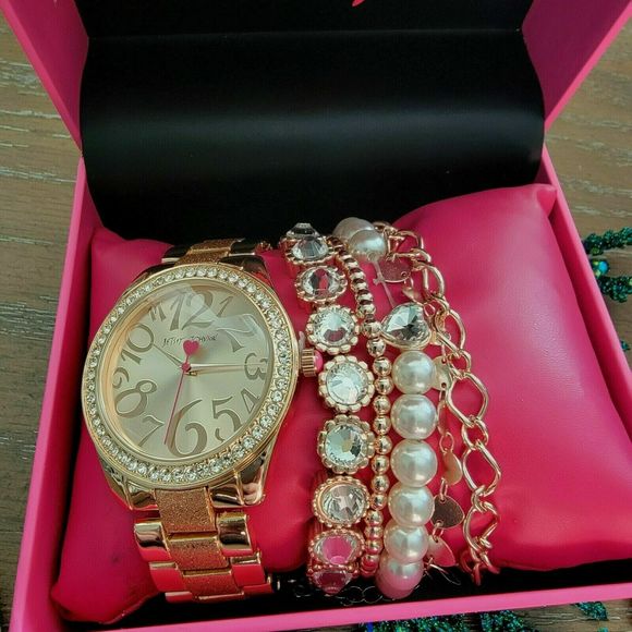BETSEY JOHNSON CRYSTAL BEZEL ROSE-GOLD WATCH W/BRACELETS BOXED SET NEW!! $120+ - Picture 4 of 9